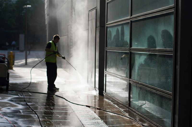 A Summer Soft Wash is Exactly What Your Business’ Exterior Needs